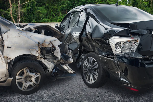 Accidente en T con colisión por raspón lateral