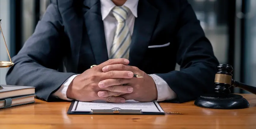 Alpharetta manufacturing workers compensation lawyer consulting with an injured manufacturing worker about a Georgia workers comp cl