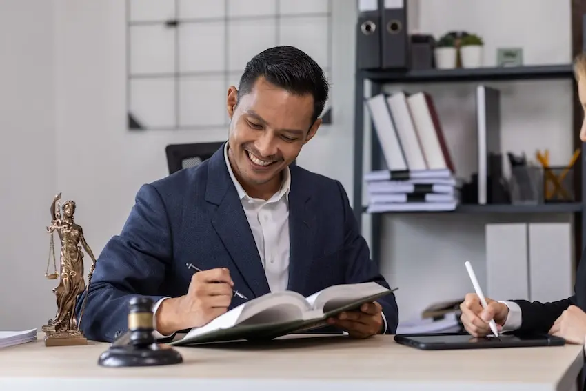 A bilingual workers' compensation attorney in Atlanta, Georgia consulting with a Spanish-speaking restaurant worker about their workplace injury claim