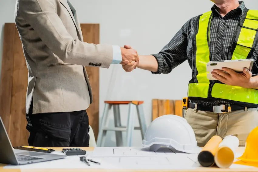 Cumming workers compensation lawyer meeting with an injured Forsyth County construction worker for a free case review