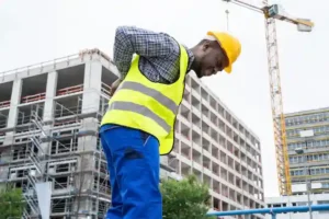 Trabajador de la construcción que necesita un abogado de compensación laboral